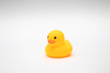 Beyaz arkaplanda Sarı Kauçuk Ördek.