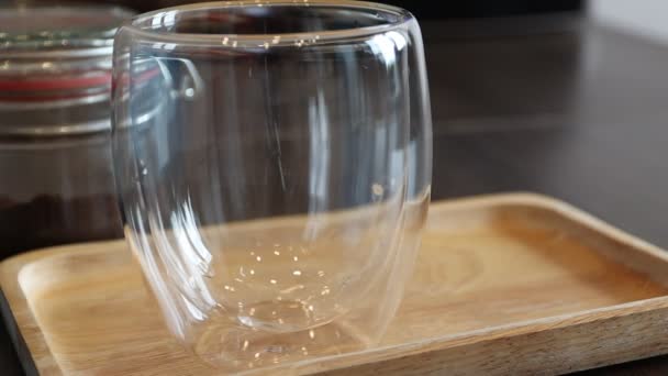 Наливаємо кубики льоду в подвійну склянку. Виготовлення холодної кави — стокове відео