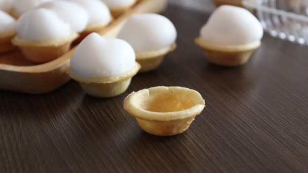 Aplicar crema batida a tartaletas horneadas. Tartaletas con crema batida — Vídeo de stock