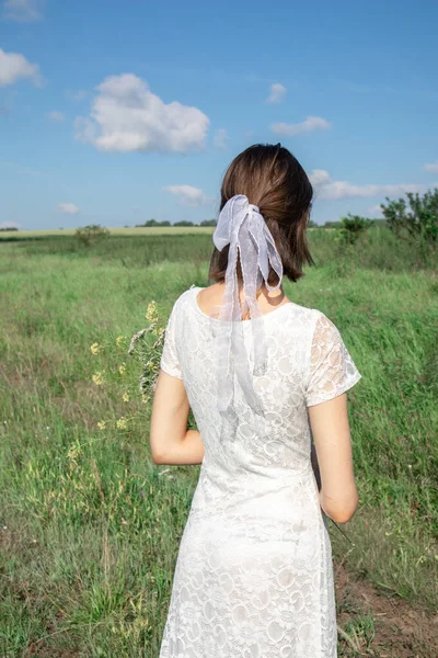 Beautiful Woman Stands Back White Wedding Dress Bouquet Wild Flowers — Stok fotoğraf