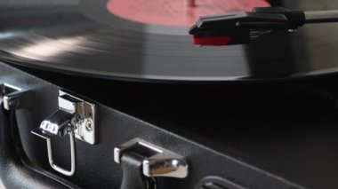 Vinil plak üzerindeki iğne. Modern vinil kayıt çalar.