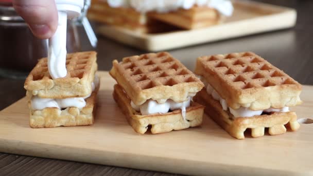 Gofres con crema batida. Decoración a mano al horno Gofres con crema — Vídeos de Stock