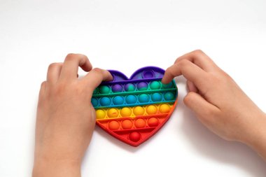 Çocuk oyuncakçılık oynuyor. Çocukların elleri basit bir gamzeyle oynuyor..