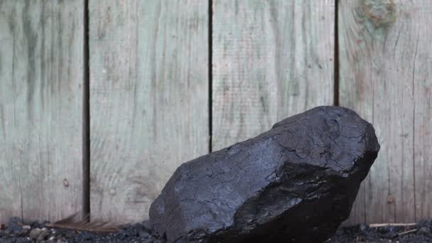 Briser un gros morceau de charbon avec un marteau — Video