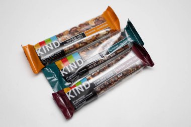 KIND Bars, Fındık ve Baharat Çeşitli Paketleri, Glütensiz. New York, ABD: 06.07.2021