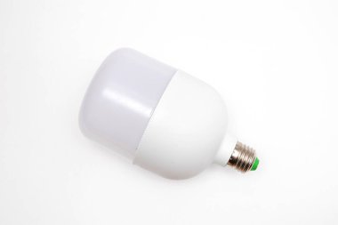Beyaz arkaplanda büyük LED lamba ampulü