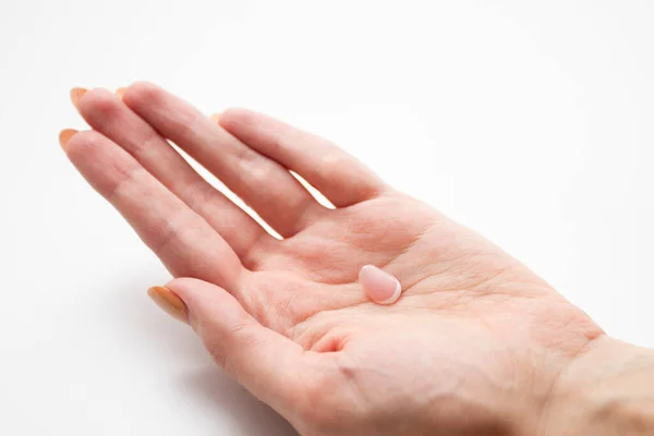 Ein Gebrochener Falscher Nagel Der Hand Des Mädchens Acryl Poliert — Stockfoto