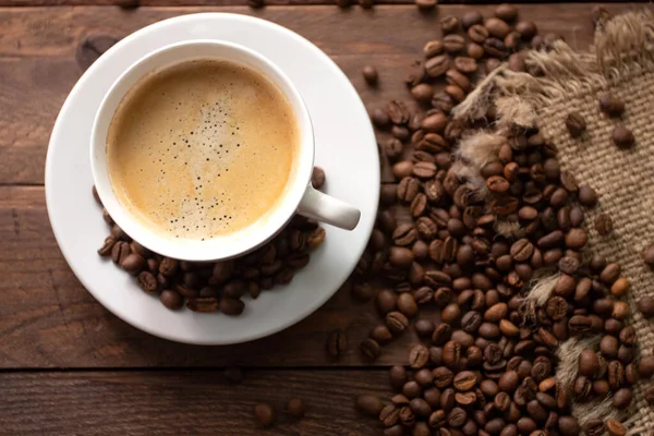 Kopp Kaffe Träbord Med Rostade Kaffebönor Trä Bakgrund — Stockfoto