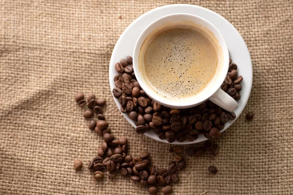 Kopp Med Kaffe Med Rostade Kaffebönor Brun Duk Bakgrund — Stockfoto