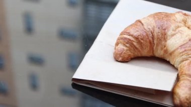 Açık hava kafesindeki masada taze kruvasan var.