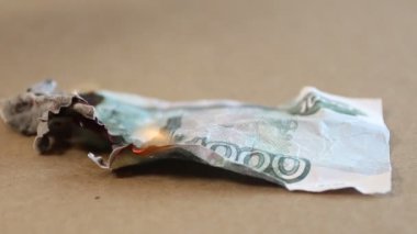 Bin ruble 'lik bir banknotu yakmak