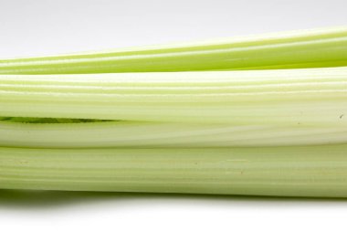 Beyaz arka planda izole edilmiş taze kereviz sapı..