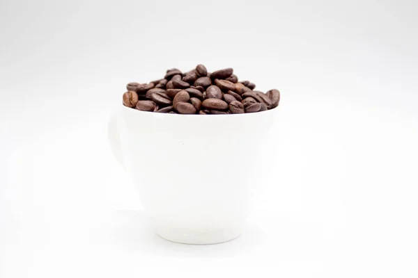 Kávový Šálek Praženými Kávovými Zrny Bílém Pozadí — Stock fotografie