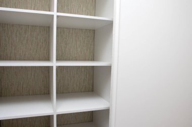 Raflı beyaz gardırop.