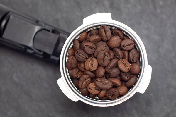 Kaffehållare Med Kaffebönor Svarta Skiffer Styrelse Ovanifrån — Stockfoto
