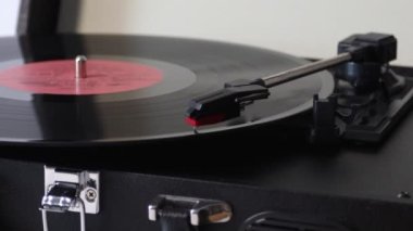 Plağı döndüren vinil çalar