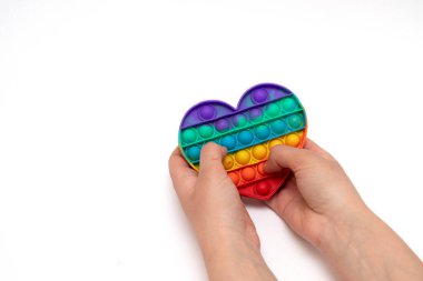 Çocuk oyuncakçılık oynuyor. Çocukların elleri basit bir gamzeyle oynuyor..