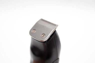 Beyaz arka planda izole edilmiş elektrikli sakal kesici..