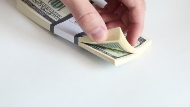 Mannelijke handen tellen bundel US dollars geld — Stockvideo