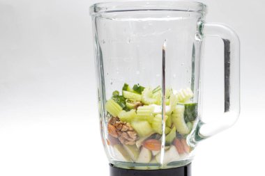 Taze kereviz, avokado, badem, yeşil smoothie pişirmek için cam blender..