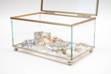 Altın mücevherli cam mücevher kutusu..