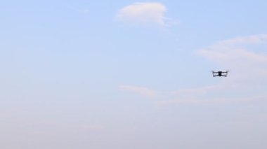 Gökyüzünde uçan İHA