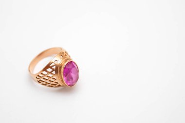Beyaz zemin üzerinde yakut izole altın yüzük.