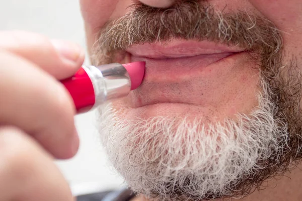 Barbudo Hombre Maduro Pinta Sus Labios Con Lápiz Labial Rojo — Foto de Stock