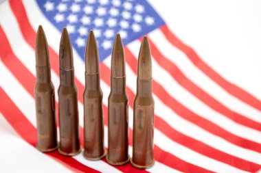 ABD bayrağında otomatik silahların fişekleri var..