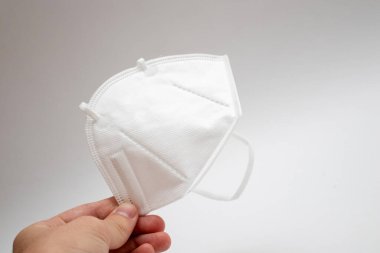 KN95 koruyucu solunum cihazları beyaz arka planda izole edildi. Corona virüsü koruması için yüz maskesi