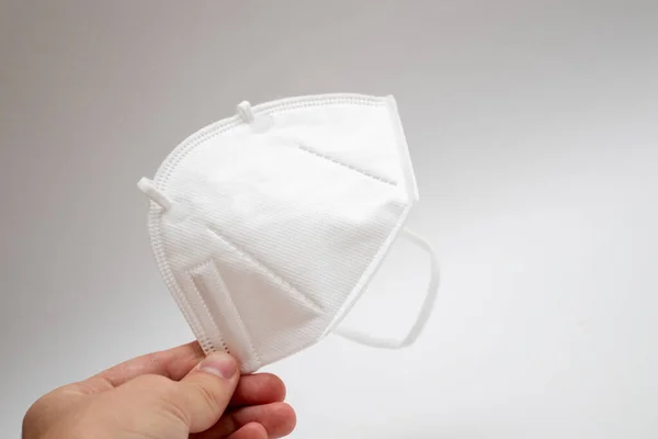 Kn95 Beschermende Ademhalingstoestellen Hand Geïsoleerd Witte Achtergrond Gezichtsmasker Voor Bescherming — Stockfoto