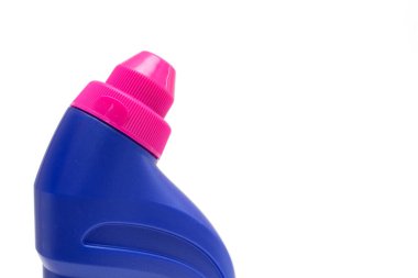 Plastik deterjan kutusu beyaz arkaplanda izole edildi.