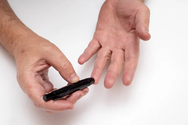 Mann Mit Glukometer Zur Kontrolle Des Blutzuckerspiegels Auf Weißem Hintergrund — Stockfoto