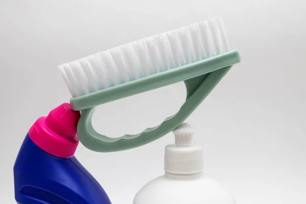 Botellas Con Detergente Cepillo Lavado Sobre Fondo Blanco — Foto de Stock