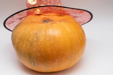 Cadılar Bayramı şapkalı tek portakallı balkabağı.