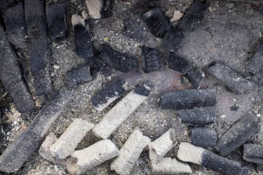 Izgarada siyah hindistan cevizi kömürü