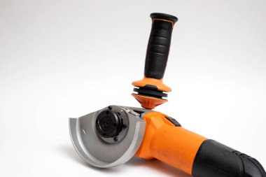 Beyaz arkaplanı kesmek için açı öğütücü.