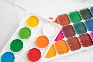 Bir palet suluboya seti.