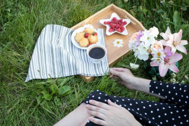 Pikniğe giden genç bir kadın.