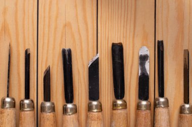 Tahta üzerinde eski ahşap kesici aletler.