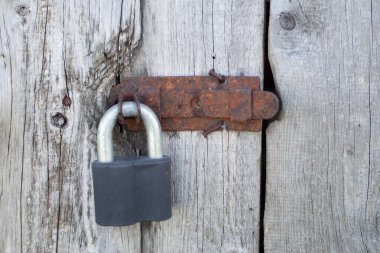 Kilitli eski ahşap kapı.