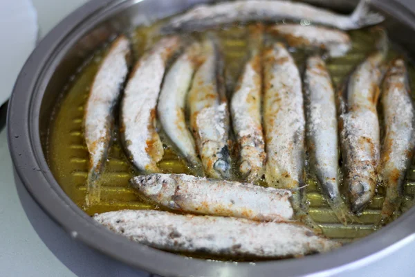 Gebratener Fisch Capelin auf Frypan — Stockfoto