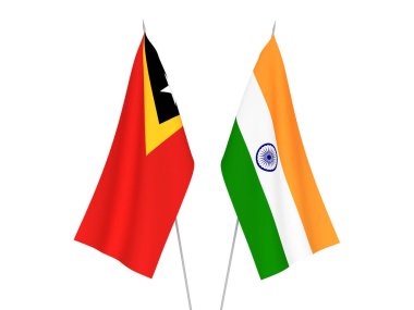 Beyaz arka planda Hindistan ve Doğu Timor 'un ulusal kumaş bayrakları izole edildi. 3d resimleme.