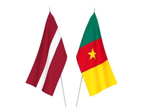 拉脱维亚和喀麦隆的国旗在白色背景下隔离 3D渲染说明 — 图库照片
