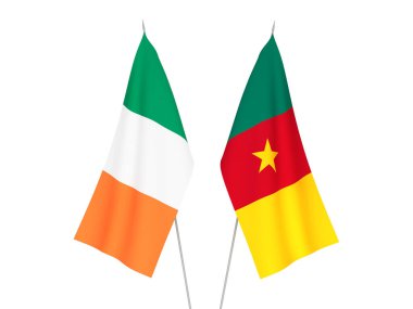 Beyaz arka planda İrlanda ve Kamerun 'un ulusal kumaş bayrakları izole edildi. 3d resimleme.