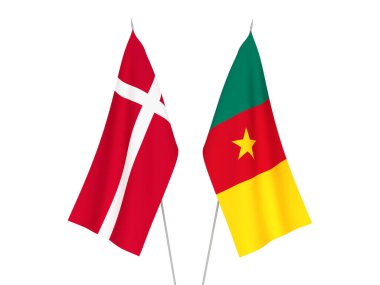 Beyaz arka planda Kamerun ve Danimarka 'nın ulusal kumaş bayrakları izole edildi. 3d resimleme.