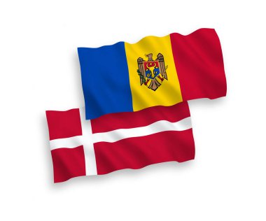 Beyaz arka planda Danimarka ve Moldova 'nın ulusal taşıyıcı kumaş bayrakları izole edildi. 1 'e 2 oranında.