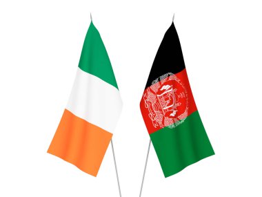 Beyaz arka planda İrlanda ve Afganistan İslam Cumhuriyeti 'nin ulusal kumaş bayrakları izole edildi. 3d resimleme.