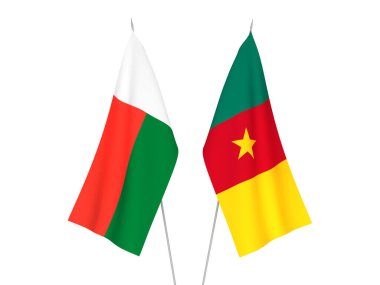 Madagaskar ve Kamerun 'un ulusal kumaş bayrakları beyaz arka planda izole edildi. 3d resimleme.