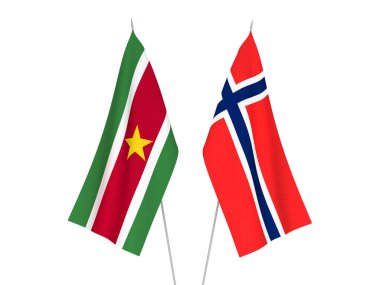 Norveç ve Surinam 'ın ulusal kumaş bayrakları beyaz arka planda izole edildi. 3d resimleme.